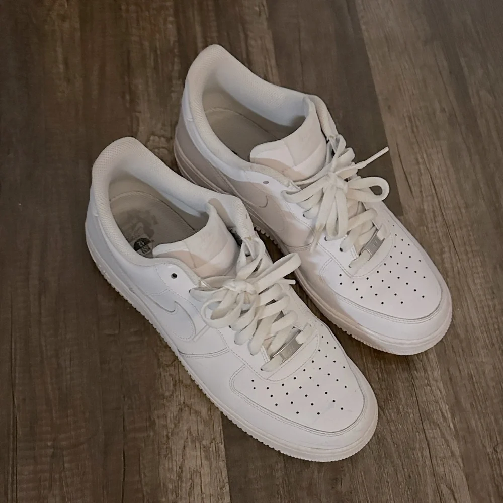 Nike AF1 White Low Classic Sneakers | 12M = 13.5W | Preowned Leather Air Forces - Picture 4 of 15
